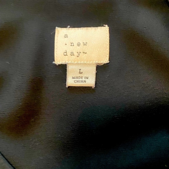 Black Cropped Dressy Tank - Picture 2 of 2